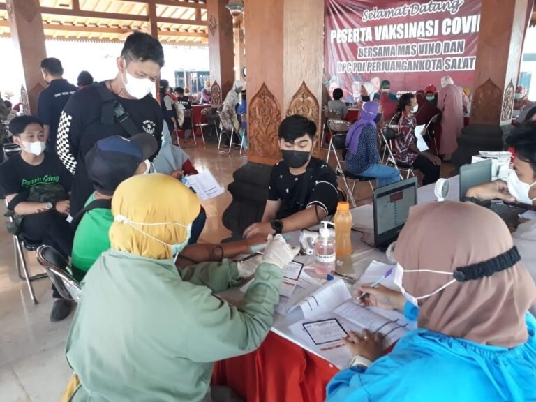 DPC PDIP Salatiga Bersama Herviano Gelar Vaksinasi