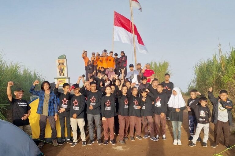 Peringatan Sumpah Pemuda, PKS Muda Kibarkan Merah Putih di Puncak Gunung Ungaran