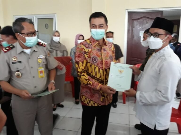 Wali Kota Serahkan 250 Sertifikat PTSL