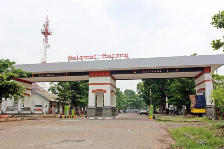 Gerbang Masuk Stasiun Semarang Tawang Mulai Dioperasikan