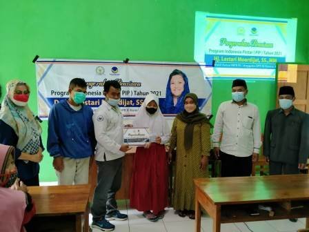 Lestari Moerdijat Bantu Penyaluran Beasiswa PIP di Kudus dan Demak