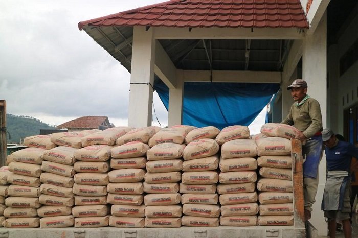 SIG Salurkan Bantuan 200 Zak Semen Korban Banjir di Kota Batu