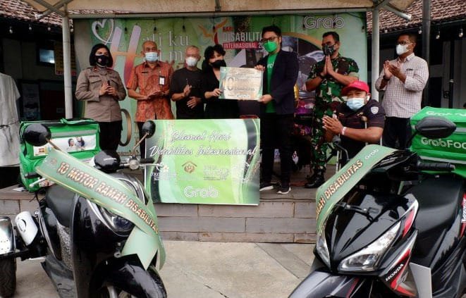 Anne Avantie Serahkan Motor Karya Disabilitas Mitra Grab