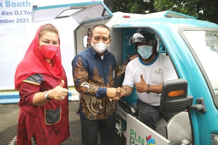 PLN Berikan Gerobak Motor Listrik Kepada UKM