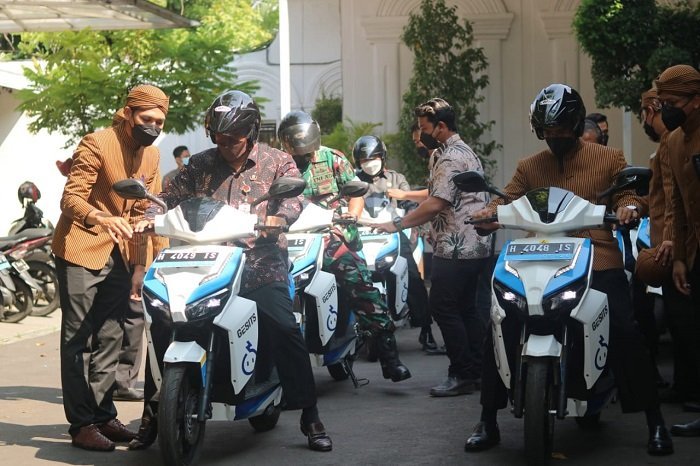 PLN Kenalkan Motor Listrik Kepada Kepala Daerah