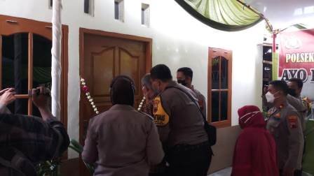Bedah Rumah Usai, Pak Ngarijo Terima Kunci Rumah dari Kapolrestabes