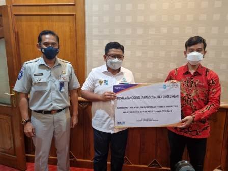 Munadi Herlambang Bersama Gibran Serahkan Bantuan untuk Supeltas Solo