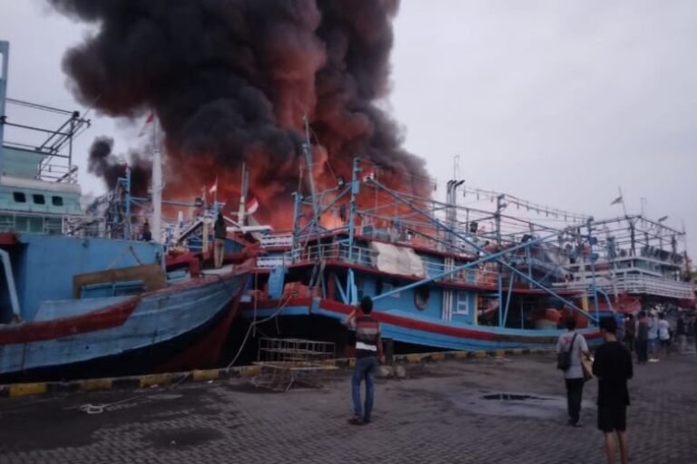 Belasan Kapal Kembali Terbakar di Pelabuhan Tegal