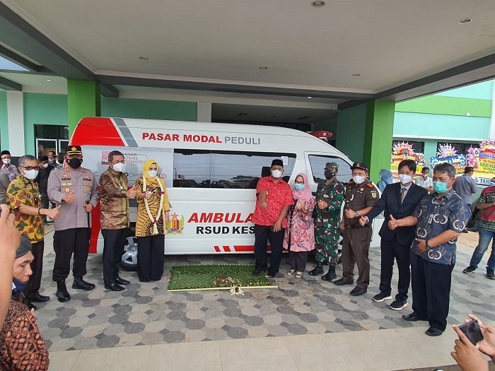 Pasar Modal Indonesia Serahkan Bantuan Ambulans