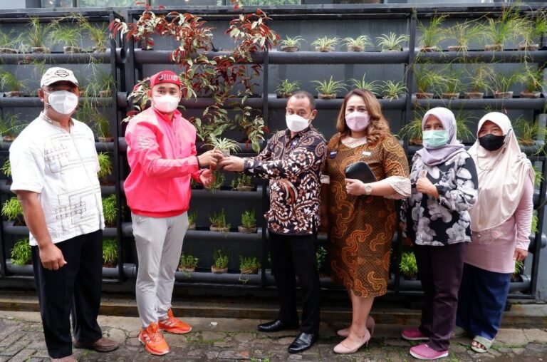 Peduli Lingkungan Hijaukan Area Hotel