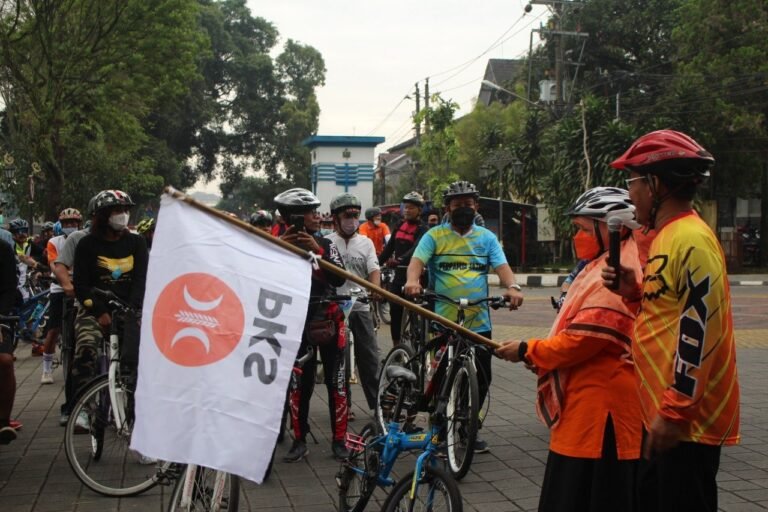 Ratusan Warga Ikuti Gowes PKS Sidomukti Bareng Wawali
