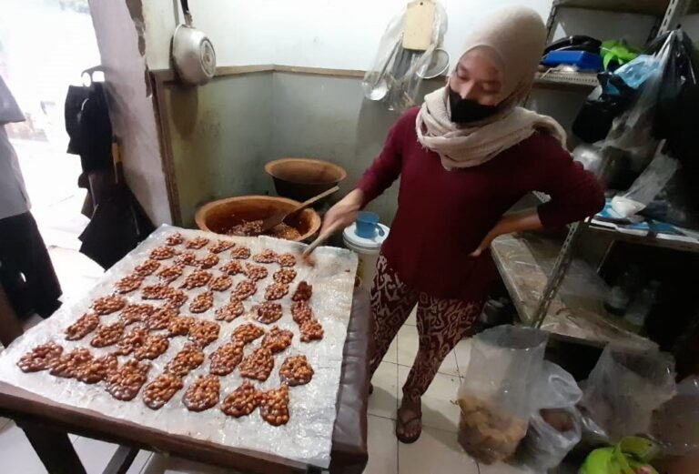 “UMKM Tangguh” Dongkrak Omset Gula Kacang “Parti” Salatiga