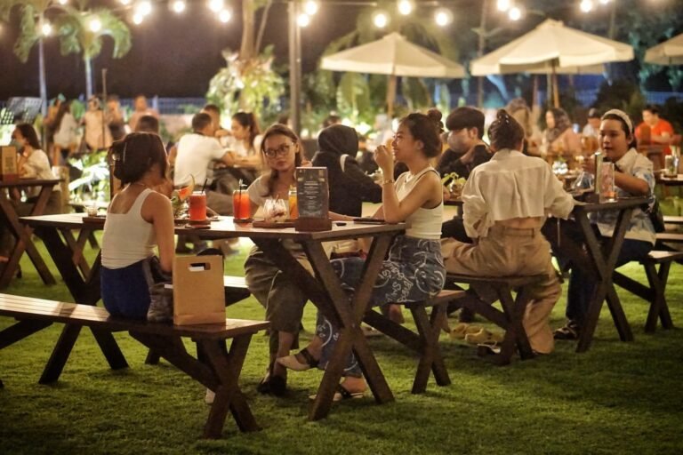 Nikmati Suasana Tropical di Openaire Resto