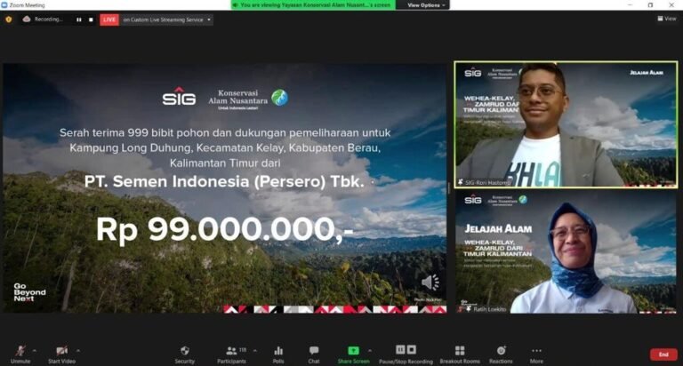 SIG Serahkan 999 Bibit Pohon