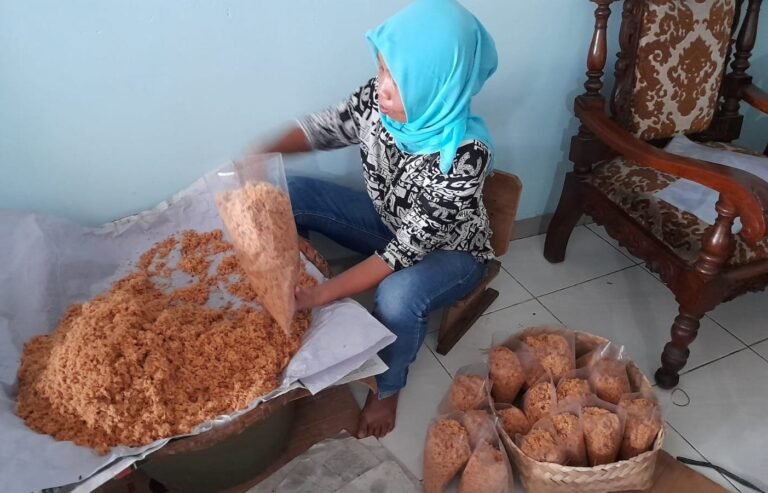 Digitalisasi Program “UMKM Tangguh” Tingkatkan Penjualan Abon Bu Rini