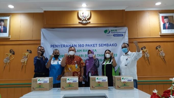 Peringati May Day 2022, BPJS Ketenagakerjaan Surakarta Bagikan 160 Sembako untuk Pekerja