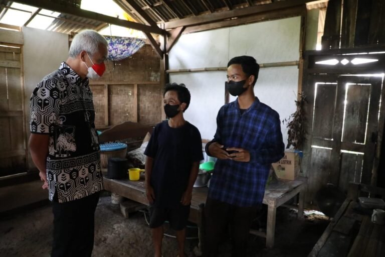 Ngabuburit Berbagi Berkah, Ganjar Bedah Rumah Pencari Kroto dan Kuli Bangunan