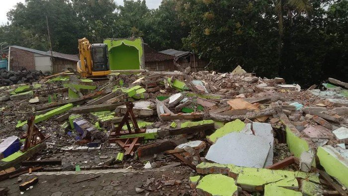 MIRIS !!! Kena PHP, Warga Kowang di Sragen Robohkan Masjid