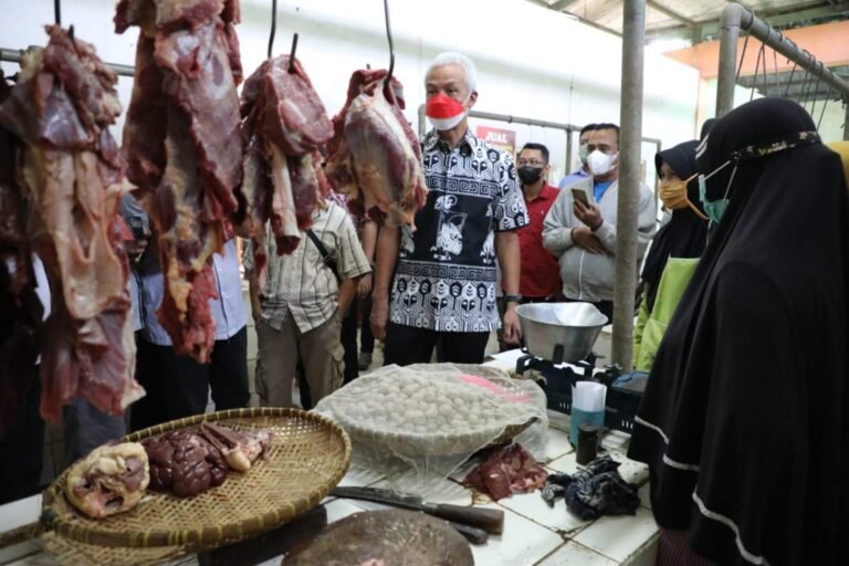 Ganjar Sidak Pasar Wage Purwokerto, Temukan Harga Daging Naik