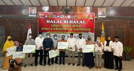 Peringati May Day, Bupati Karanganyar dan APINDO BPJS Ketenagakerjaan Serahkan 100 Paket Sembako