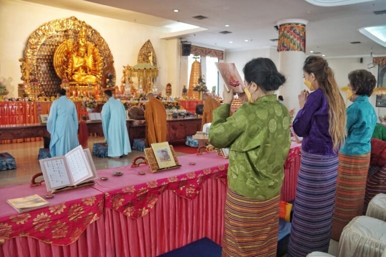 Ibadah Secara Daring, Perayaan Waisak di Vihara Mahavira Semarang Tetap Khidmat