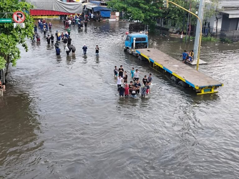 Banjir Rob Mengepung Pesisir, Wakil Ketua DPRD Jateng: Penanganan Harus Komprehensif