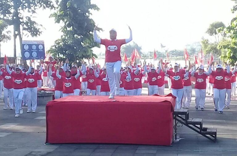 PDI Perjuangan Kabupaten Semarang Senam SICITA di Wisata Bukit Cinta