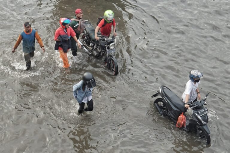 Tanjung Emas Kembali Diterjang Banjir Rob, Karyawan dan Warga Kalang Kabut