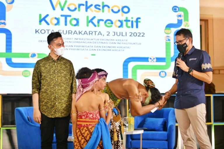 Sandiaga Berikan Modal kepada Dzari Wahyu Seniman Tari Surakarta