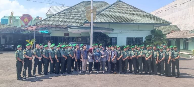 Anggota TNI AD Ramai-ramai Unduh PLN Mobile