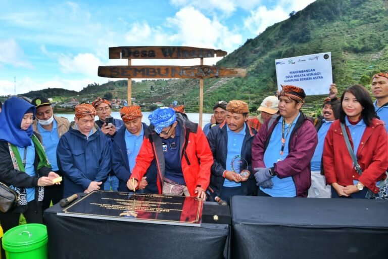 Sandiaga Bantu Tingkatkan Ekonomi Pedagang Warung Kopi Tertua di Desa Sembungan Wonosobo