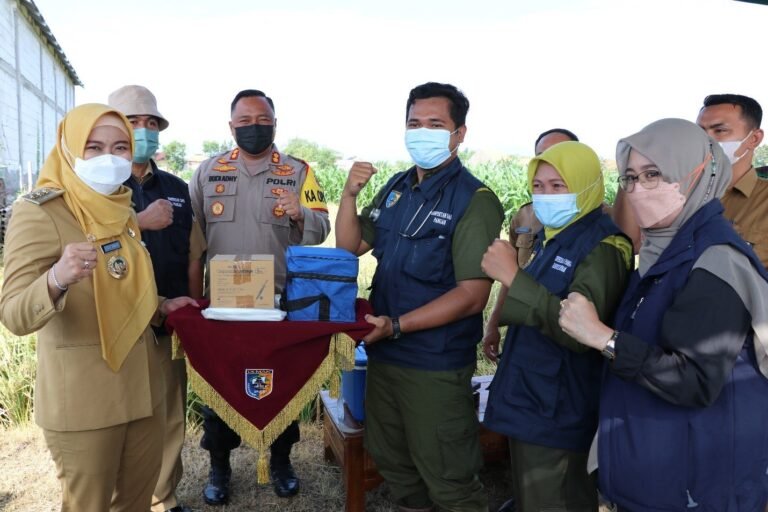 Hambat PMK di Demak, Bupati Serahkan 500 Vaksin Tahap Pertama
