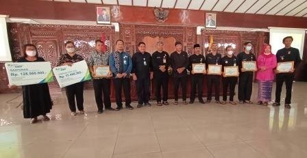 Serahkan Santunan BPJS Ketenagakerjaan Perangkat Desa, Bupati Karanganyar: Jadi Peserta Manfaatnya Besar