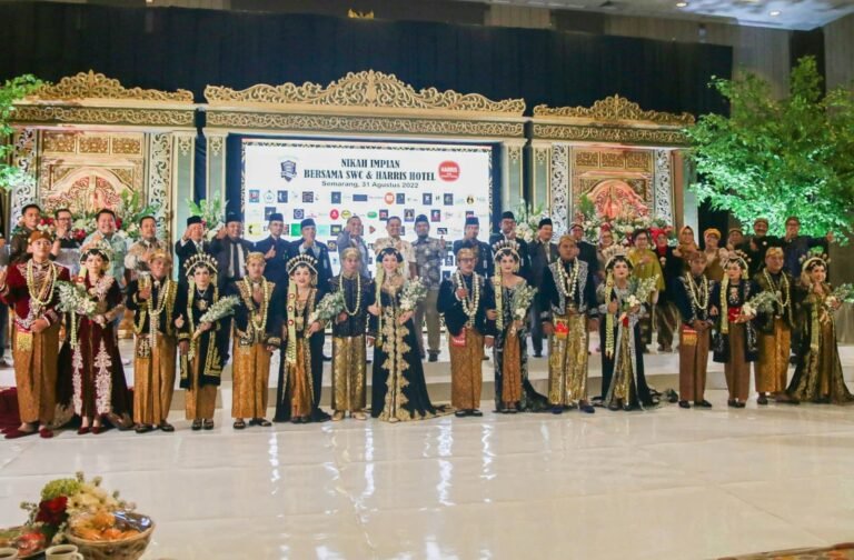 Delapan Pasangan Menikah Gratis di Orange Ballroom