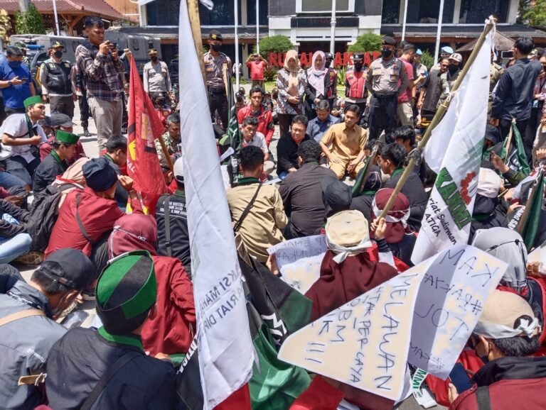 Ketua DPRD Ladeni Tantangan Mahasiswa