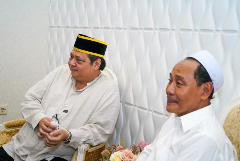 Dikunjungi Airlangga, Pengasuh Pesantren Zainul Hasan Genggong: Golkar Keluarga Besar Kami