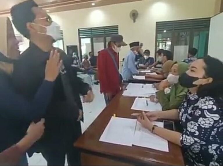 Ribuan Warga Terima BLT DBHCHT Kabupaten Semarang