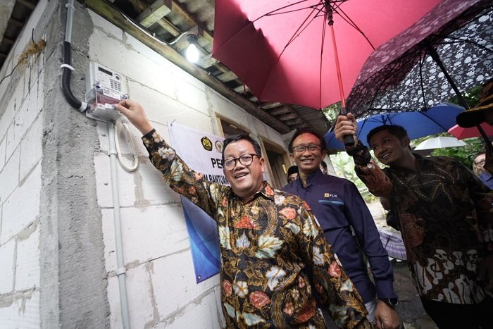 Sinergi PLN – ESDM, Bantu Warga Cilongok Dapat Listrik Gratis