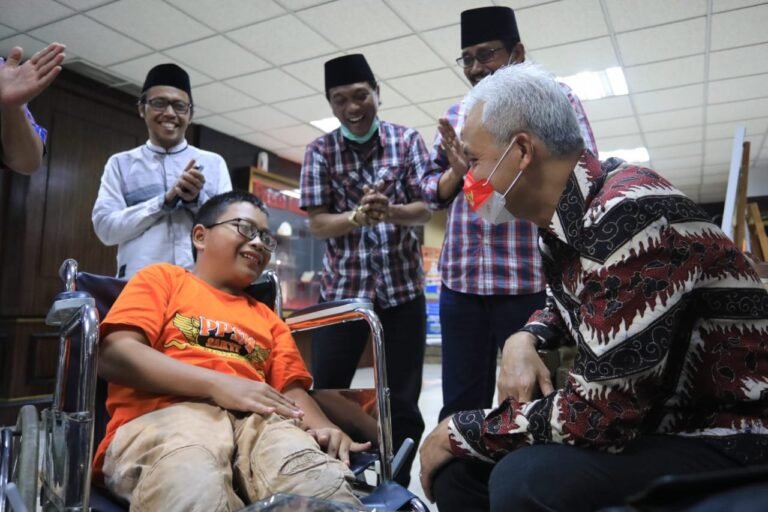 Rohman Penyandang Disabilitas Penghafal Qur’an Dapat Kursi Roda Elektrik dari Ganjar
