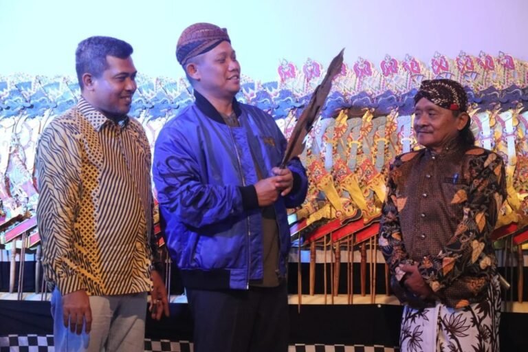 Wakil Ketua DPRD Ferry Wawan Cahyono Gelar Wayangan di  Kebumen