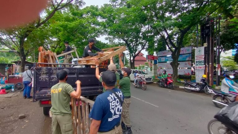 Satpol PP Kota Semarang Bongkar Belasan PKL Liar