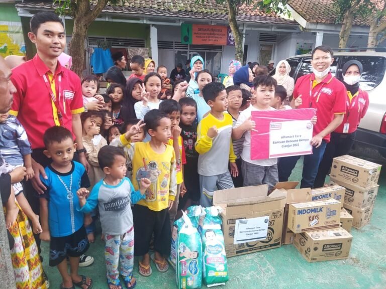 Alfamart Care Kirim Bantuan Sembako dan Makanan Bayi bagi Korban Gempa Cianjur