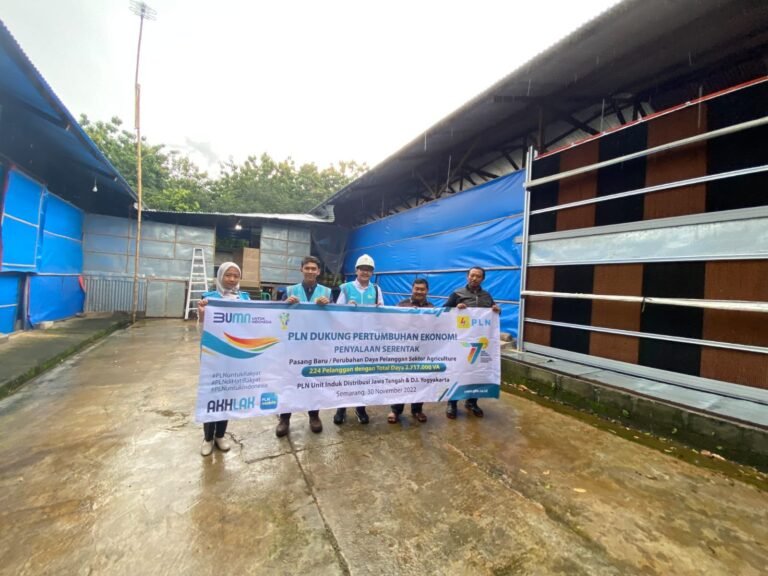 Dukung Ketahanan Pangan, PLN Listriki Kandang Ayam Closed House di Semarang