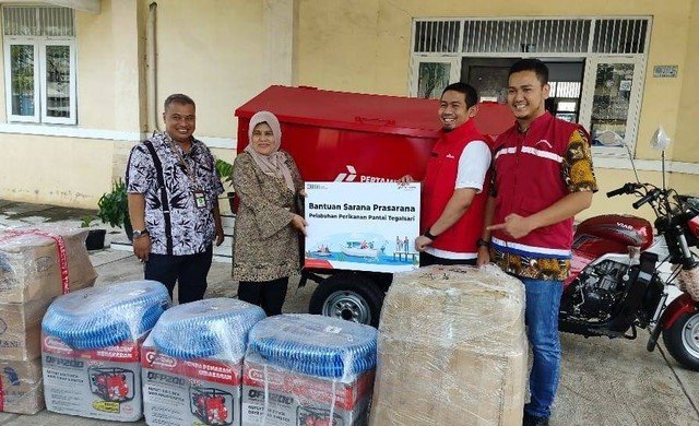Pertamina Patra Niaga JBT Bantu Alat Keamanan ke Pelabuhan Tegal