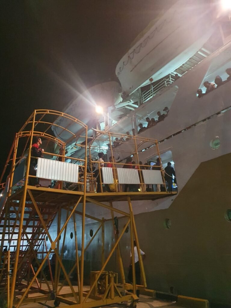 Menggunakan KM Kelimutu PELNI dari Karimun Jawa Ke Tanjung Emas