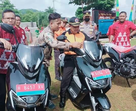 Bupati Semarang Bagikan 330 Motor Dinas Kades dan PPL