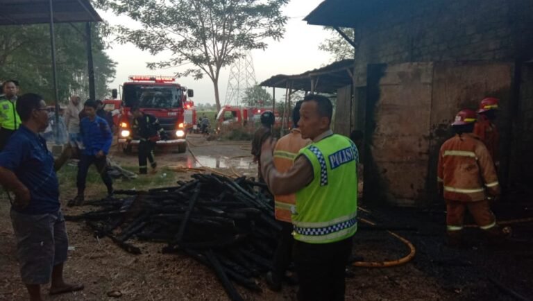 Oven Kayu Terbakar,Kayu Rp15 Juta Ludes