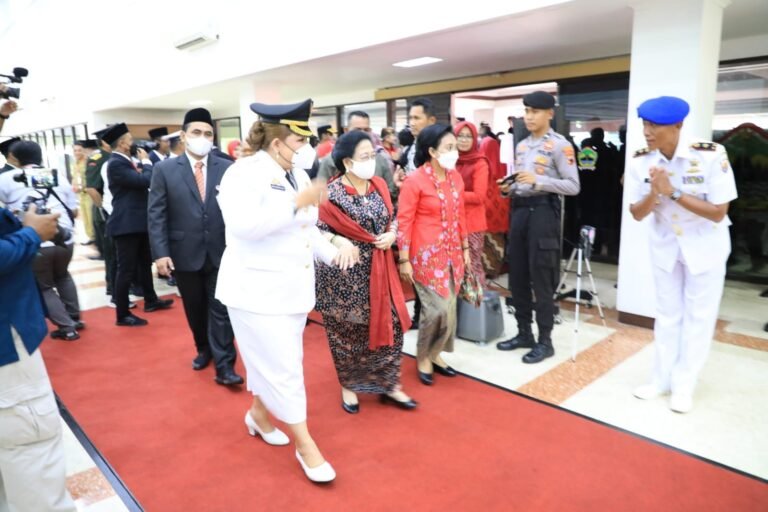 Mbak Ita Terlihat Menggandeng Megawati Saat Pelantikan