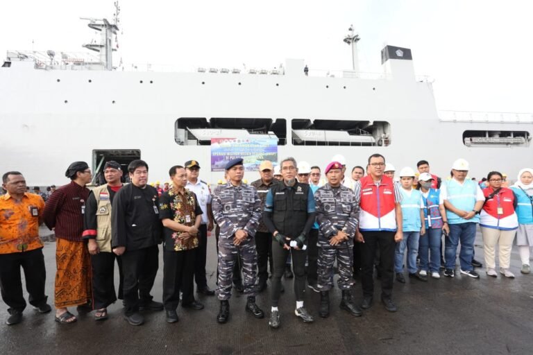 Mak Plong! KRI Makassar Angkut BBM dan Logistik Karimunjawa