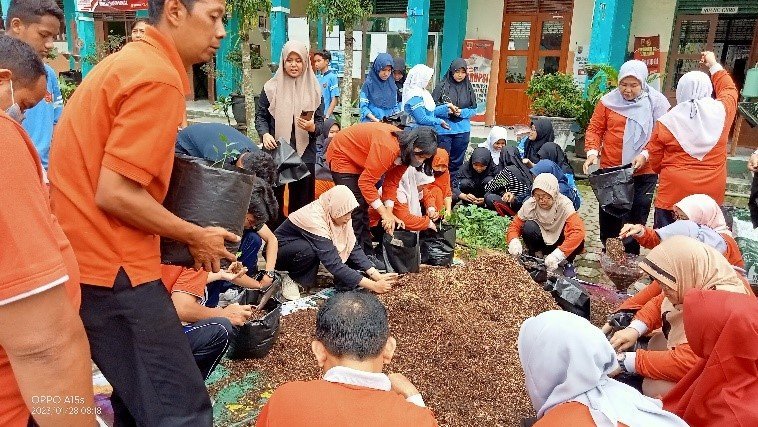 Dukung Program Pemkot, SMP 35 Lakukan Tanam Pohon dan Urban Farming